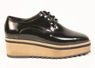 Zapatos negros con plataforma dorada de Ruben Cassin